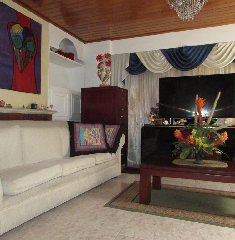 보고타 Casa De Huespedes Shalom Victoria 게스트하우스 외부 사진