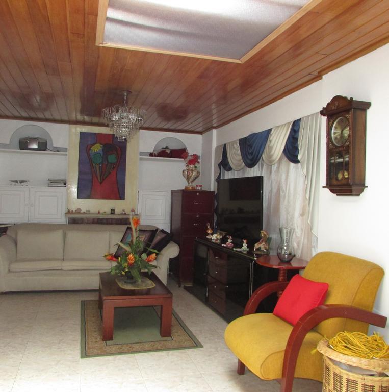 보고타 Casa De Huespedes Shalom Victoria 게스트하우스 외부 사진